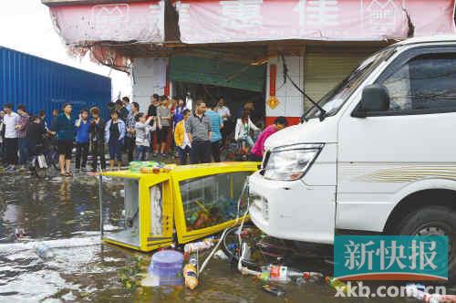 东莞沙田镇，一个冰箱从小卖部中飞出，差点砸到路边的车辆。通讯员供图