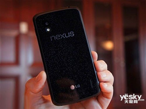 图为：LG Nexus 4 手机