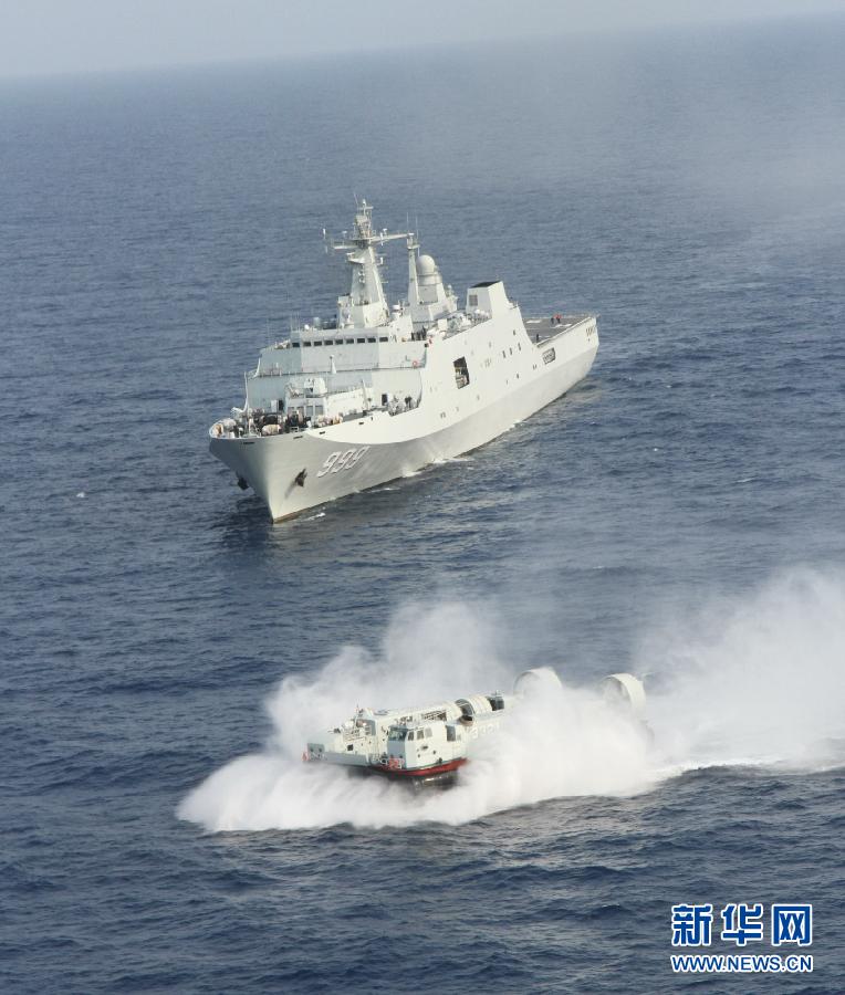 中国海军舰艇编队在远海训练