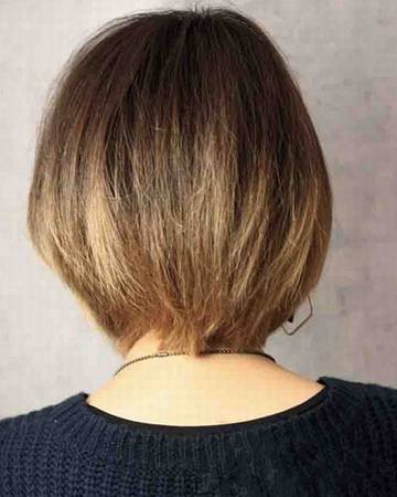 背面的发型则是简单大方,与前侧的个性短发发型形成了鲜明的对比