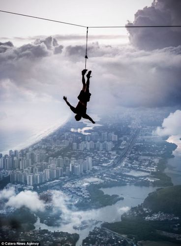 安迪更冒险，仅一只脚踝绑在钢丝上，悬吊在800多米的高空中。