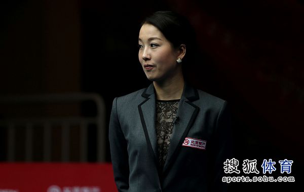 图文美女裁判诸瑛亮相中国赛诸瑛背着手