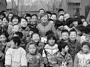 刘俊苏和孩子们在一起