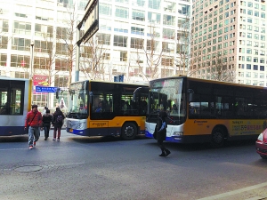 大北窯南站,三輛公交車佔據了大半個道路.