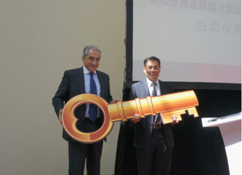 葡萄牙驻华大使若泽・塔德乌・苏亚雷斯先生（左）、世贸通集团总裁Winner Xing博士（右）