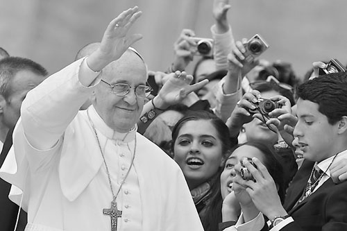 27日，衣着朴素的新教皇向民众挥手。