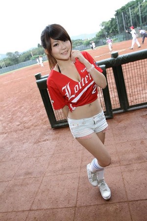 拥火辣身材可爱外表 台湾“棒球女孩”火了(图)