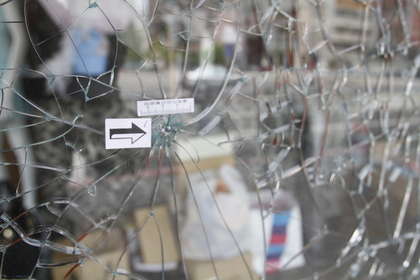 2男持玩具枪嬉闹，射破服饰店橱窗被逮。台湾《苹果日报》网站