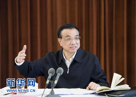 3月29日，中共中央政治局常委、国务院总理李克强在上海召开部分省市经济形势座谈会时，与大家深入讨论。 新华社记者 李学仁 摄
