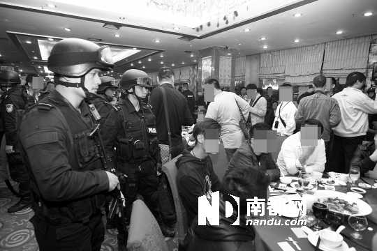 手持微冲、身穿防弹背心的警员进入酒楼进行调查。深圳警方供图