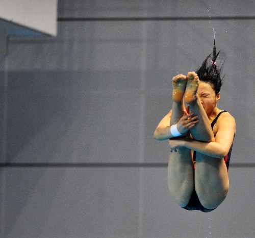 图文:跳水冠军赛女子1米板 王涵屈体翻腾