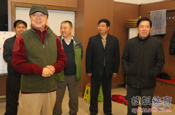 内托流泪谢建业球迷 胡葆森更衣室鼓励队员(图)