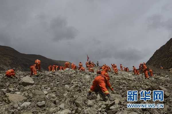3月30日，救援人员在拉萨市墨竹工卡县山体塌方现场搜救被埋人员。新华社记者 普布扎西