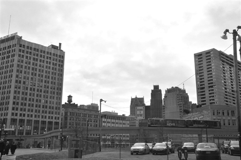 3月28日，高架城铁从美国底特律市中心一座废弃的建筑物前经过