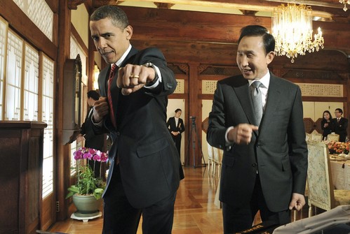 图说： 美国总统奥巴马展示跆拳道技能