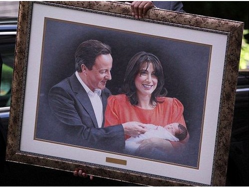 图说：英国首相卡梅伦夫妇同小女儿的合影油画