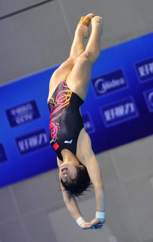 图文:跳水冠军赛女子全能 黄小惠入水动作