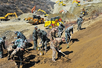 14月2日,拉薩警備區民兵應急分隊挖掘排水道.