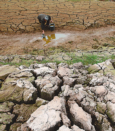 市船山区永兴镇石长沟村70岁的村民扶贤兴在一条几近干涸的河沟内取水