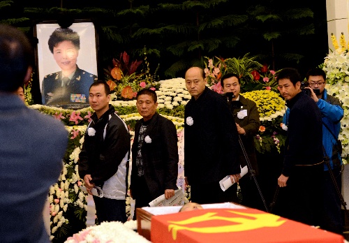 4月5日,前中国女排主教练胡进(右四,陈忠和(右二)向陈招娣遗体