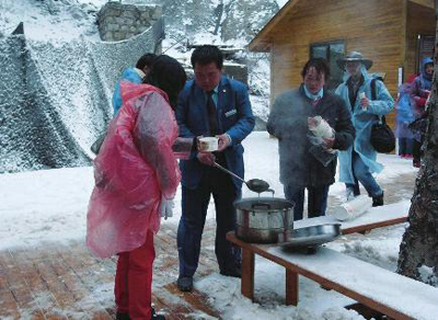 景区工作人员为游客提供姜汤
