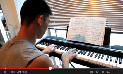 林书豪今年开始学钢琴。台湾“苹果日报即时新闻网”
