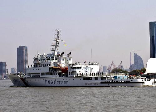 4月7日，“海巡01”船经由上海黄浦江驶向试验海域。新华社记者 陈飞 摄