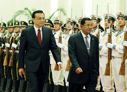 4月8日，国务院总理李克强在北京人民大会堂同柬埔寨首相洪森举行会谈。这是会谈前，李克强在人民大会堂北大厅为洪森访华举行欢迎仪式。新华社记者 姚大伟 摄