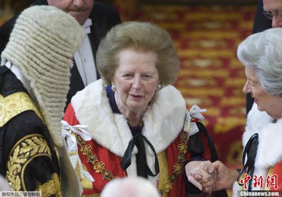 英国“铁娘子”、前首相撒切尔夫人8日去世，享年87岁。图为2010年5月25日，撒切尔夫人参加英国上议院议会开幕礼。