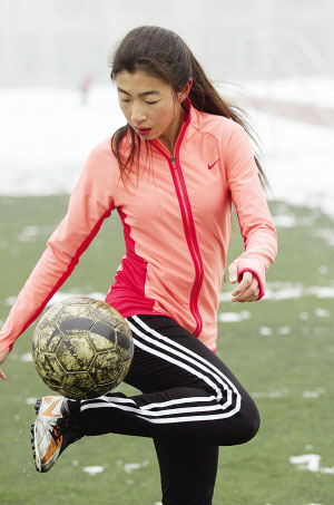 天津女孩爱踢球单练十年 辍学苦练父母为此离婚