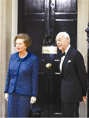 2002年，撒切尔伉俪重回唐宁街10号做客。