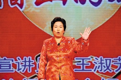 王淑芳 ●怀柔区喇叭沟门满族乡村民 中国梦就是老百姓的梦。人人把自己的梦变成现实,整个中国梦就实现了。我和姐妹们一起在村里做炕头文化,编小品自导自演给村里人看,发展农村文化,就是在实现我们的梦想。
