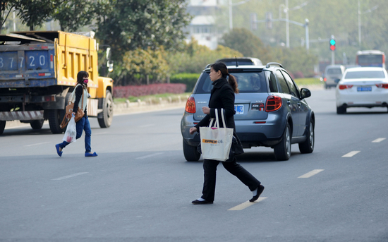 4月8日,南京两名行人横穿新模范马路