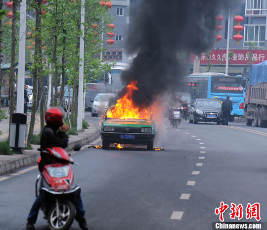 四川乐山一出租车起火 车身被烧成光架子(组图)