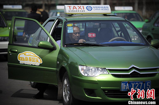 图为一位出租车司机将已经调价后的计价器安装在车上。刘新 摄