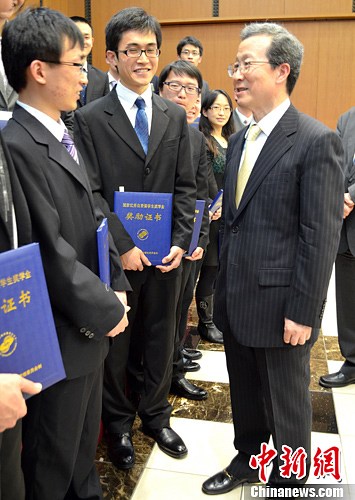图为中国驻日本大使程永华与获奖学生亲切交谈。中新社发 谢国桥 摄