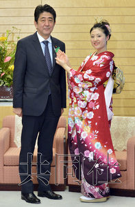 4月10日，日本首相安倍晋三在官邸接见宣传植树活动的“樱花公主”田代萌等人，获赠了表示已捐款的绿羽毛。