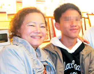 生父继父都不疼 14岁男孩到台湾“千里救母”