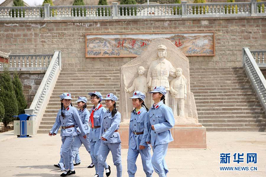 延安红军小学学生穿"红军服"校服(高清组图)