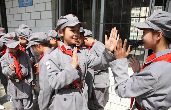 红军小学学生穿"红军服"校服