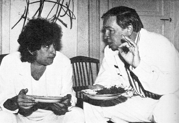 1985年7月，莫斯科，鲍勃·迪伦（左）与苏联诗人安德烈·沃兹涅先斯基交谈。