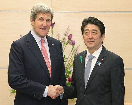 日本首相安倍晋三（右）4月15日在首相官邸会见到访的美国国务卿克里。