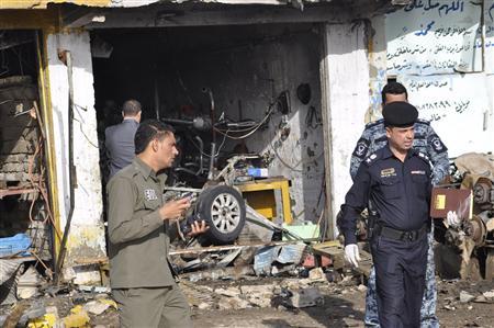 伊拉克巴格达以南纳西里耶一处汽车炸弹爆炸现场。
