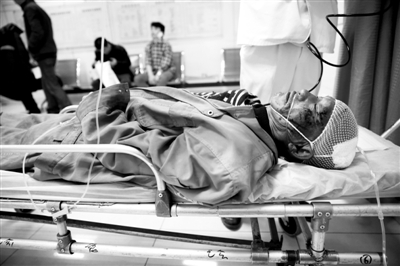 伤者送往医院后，被诊断为头部开放性外伤。新京报记者 郭铁流 摄