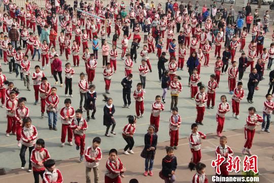 小学生骑马舞图片