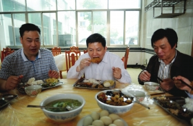 4月17日，湖南省畜牧水产局局长袁延文（中）带头吃鸡肉，他希望能消除许多人对鸡肉的恐惧。图/记者辜鹏博