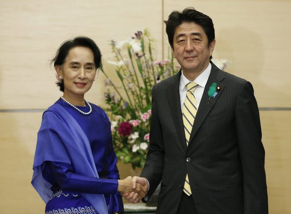 当地时间2013年4月18日，日本东京，日本首相安倍晋三会晤来访的缅甸全国民盟领导人昂山素季。（CFP视觉中心供图）