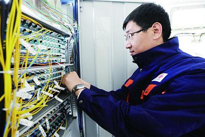 网络优化工程师杨军波每天忙着在各基站测试 确保手机通讯和网线的