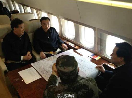 4月20日，李克强乘专机前往四川雅安地震灾区。央视新闻微博
