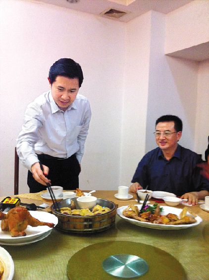 清远市市长江凌邀请媒体吃“百鸡宴”